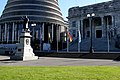2019年3月18日、ニュージーランド国会議事堂の外で、2019年3月15日のクライストチャーチモスク銃乱射事件で死亡した人々の追憶として半旗ではためく旗