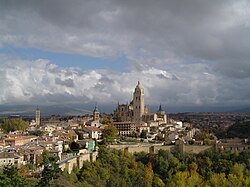 Панорама на град Сеговия със замъка „Алкасар“