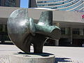 Three Way Piece No. 2 (The Archer), (Üç Yollu Parça No. 2 (Okçu)) (1964-1965), Toronto Şehir Konağı önündeki "Nathan Phillips Meydanı"'nda