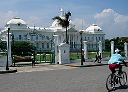 Prezidentský palác (vážně poničen zemětřesením 12. 1. 2010)