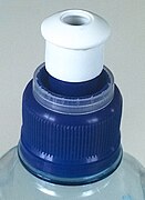 开启状态的瓶盖，液体可以通过中心的蓝色区域。