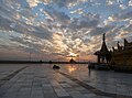Centrinė Uppatasanti pagodos aikštė saulėleidį