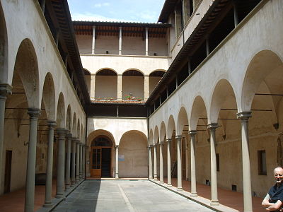 The women's cloister at the Ospedale degli Innocenti, 1420s and 30s. The topmost story has a colonnade, but not an arcade, as there are no arches