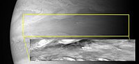 목성 적도 대기의 MVIC 사진, 둘러싸인 구름 보다 초속 100m 빠른 부력파가 보인다.