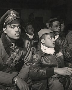 Miembros del 332.º Grupo de Combate retratados por Toni Frissell en marzo de 1945.