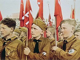 Пропагандистское фото юных бойцов Гитлерюгенда ручной раскраски. Мальчики одеты в коричневые рубашки с простой руной Зиг (символ организации Юнгфольк), 1933
