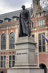 Statue Cannings am Parliament Square. Die Statue zeigt Canning als klassische Figur mit einer Toga und einer Pergamentrolle in der linken Hand.