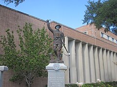Statue d'un soldat en marche, levant la main droite