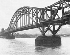 Ura e Ludendorfit mbi lumin Rhine, Remagen, Gjermani, duke shfaqur dëmtime para shembjes gjatë Betejës së Remagenit në Luftën e Dytë Botërore (1945)