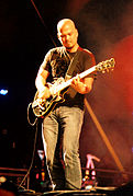 Joey Santiago Primera guitarra.