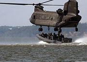 Um CH-47 Chinook em treinamento.