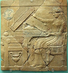 Relief din Locri cu Persefona deschizând Liknon Mystikon, cu Adonis înăuntru.