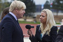 Một phóng viên phỏng vấn Boris Johnson khi ông làm Thị trưởng Luân Đôn năm 2014