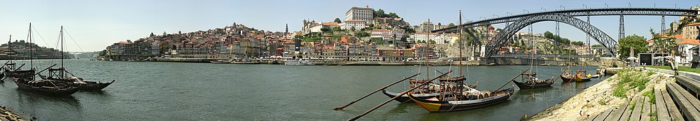 Portos historiske centrum set fra Vila Nova de Gaia hen over floden Douro.