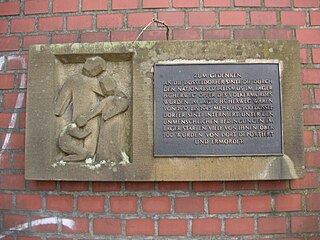 Placă memorială amplasată la Düsseldorf-Lierenfeld pentru comemorarea etnicilor sinti uciși