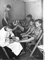 Медицинское обследование в летнем лагере, июль 1940