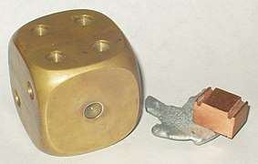 Laiton (dé), avec un échantillon des composants : zinc et cuivre.