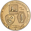 日系二世の軍人を称えた議会名誉黄金勲章（裏）。第442連隊、第100大隊、陸軍情報部の記章が描かれている。