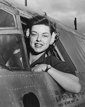 אליזבת גרדנר, אחת מטייסות שירות חיל האוויר של ארצות הברית, מביטה מחוץ לחלון מטוסה לפני ההמראה. צולם בערך בשנת 1943.