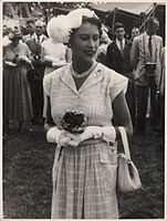 Kraljica Elizabeta na vrtni zabavi prirejeni v njeno čast na Domačem otoku (1954).