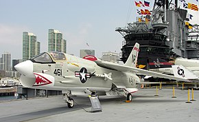 ホーネット艦上で展示されるF-8K