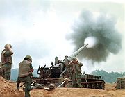 ベトナム戦争で砲撃を行うアメリカ陸軍のM107。1968年、ケサン。
