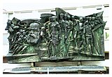 Bronzerelief Aufbruch über dem Eingang der Karl-Marx-Universität