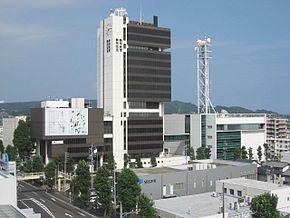 静岡新聞放送会館 中央及び左側の建物が本館。右側の建物は新館（放送センター）。静岡新聞社の主要施設はこの奥にある。