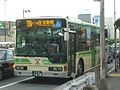 前面中央に大阪市章を掲げた大阪市バス車両