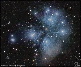 Pleiades, grex stellarum etiam Messier 45 appelatus. Stellae Pleiadum dicuntur olim filias Atlantis et Pleones esse, quarum nomina sunt Maia, Electra, Taygete, Alcyone, Celaeno, Sterope, Merope