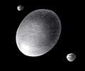 Haumea visto con i satelliti Hiʻiaka e Namaka