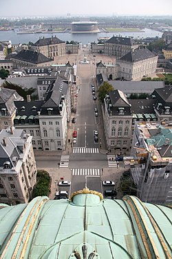 Hlavní osa s královskými paláci ze střechy Frederikova kostela, v pozadí Opera
