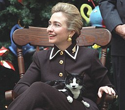 Socks a la falda de Hillary Clinton el 1995.