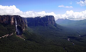 Tepuis et cascade dans les hauts plateaux de Guayana. Le Salto Angel, cascade ininterrompue la plus haute du monde (979 m de chute, bolivar.