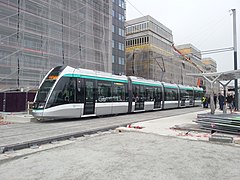 Le tramway T8 peu avant son inauguration, rue Danielle-Casanova, fin 2014.