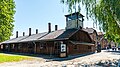 Vagtbygning ved siden af den ikoniske indgang til koncentrationslejren Auschwitz I.