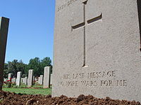 HIS LAST MESSAGE: NO MORE WARS FOR ME (Onun son mesajı: benim için daha fazla savaş yok) yazılı 1. Dünya Savaşından kalma mezar