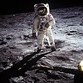 החללית אפולו 11 מנחיתה את האדם הראשון על הירח ביולי 1969