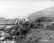 Operação de descarregamento na praia da Ilha Kiska, Alasca, em 23 de agosto de 1943, protagonizada pelos navios de desembarque USS LST-478 e USS LST-20. Ao fundo, destaca-se o cargueiro japonês Nozina Maru, encalhado pelos japoneses após ataque das f