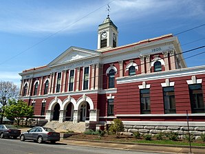 Das Calhoun County Courthouse ist seit Oktober 1985 im NRHP eingetragen.[1]