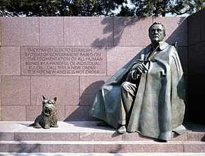 Memorial Roosevelt, on es representa al President al costat de la seva gossa Fala.
