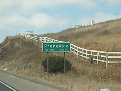 Population sign for Prunedale along northbound Highway 101