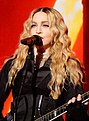 Madonna (1958-) a rainha do Pop, polêmica, abriu caminho na música para a abordagem de variados temas, entre eles sexualidade e religião.