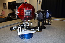 Un des satellites SPHERES est monté sur un wagon pneumatique au laboratoire 3 degrés de liberté.