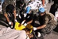 Brazilski vojnici pomažu ranjenoj Haićanki