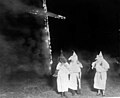 Medlemmer af KKK klædt i hvidt under afbrænding af et kors