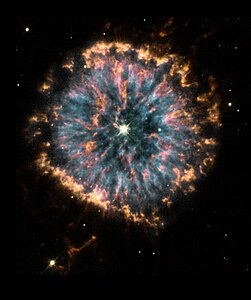 1998年に HST の WFPC2 で撮像された、惑星状星雲NGC 6751。
