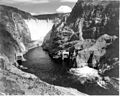 Le barrage Hoover, vu ici en 1942, était protégé par 800 hommes stationnés au camp Williston à Boulder City, Nevada[6].