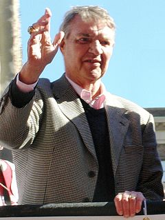 Photograph of Harry Kalas waving