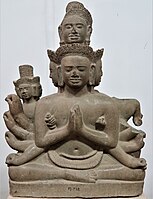 Trimurtio el Angkor. Farita de sabloŝtono, la statuo datas el la 11-a jarcento. Ekspoziciata en la Nacia Muzeo de Kamboĝo.
